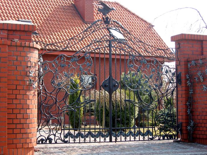 Bramy skrzydłowe lub przesuwne.